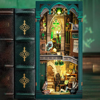 Darkness Common Room illuminato tra libri con mago, studio e passaggio segreto