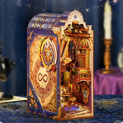 Seitliche Ansicht des Book Nook - Magical Library mit gut sichtbaren Elementen