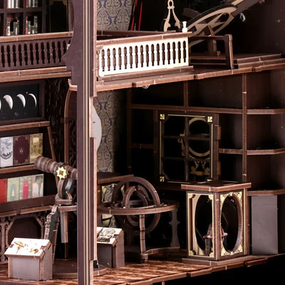 Telescopio e strumenti astronomici sui due livelli del Book Nook