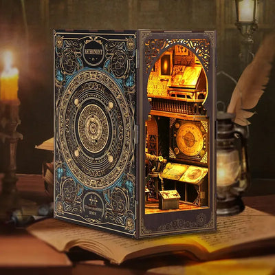 Book Nook Museum of Astronomy illuminato su un libro aperto