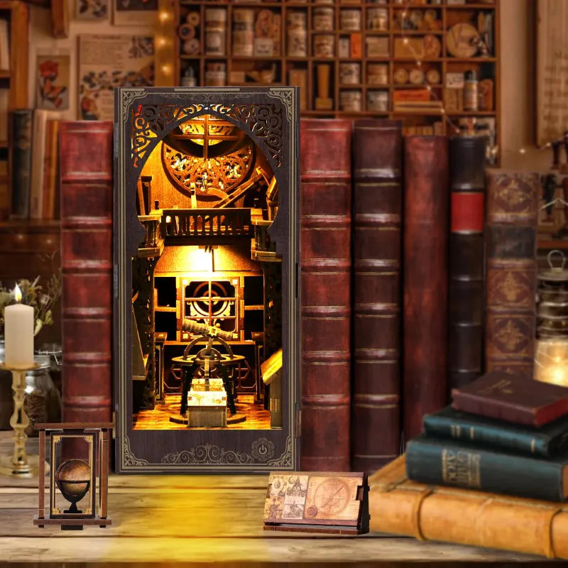 Vista frontale del museo astronomico illuminato tra i libri