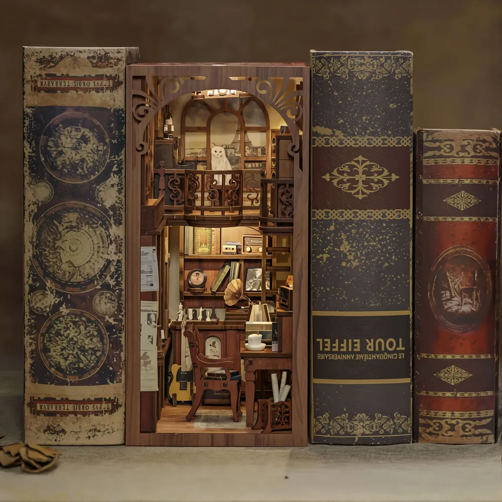Vista frontale dello studio musicale esposto tra libri