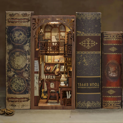 Vista frontale dello studio musicale esposto tra libri