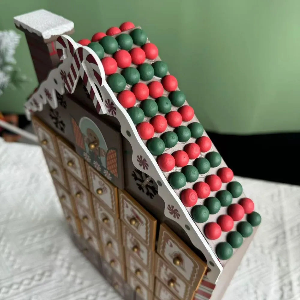Obere Ansicht des Lebkuchen-Holzhaus Adventskalender mit detaillierten Mustern und Beleuchtung