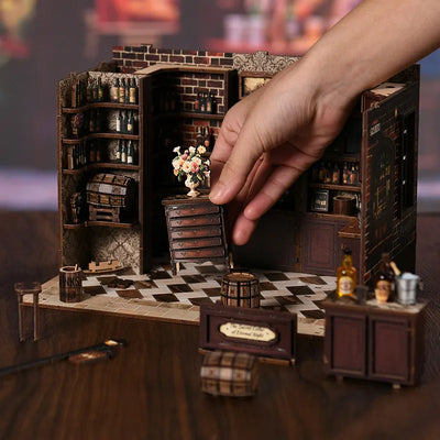 Detailansicht des Miniatur Haus Bausatz - Corner Tavern mit präzise geschnittenen Holzteilen aus hochwertigem Material