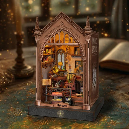 Seitliche Ansicht des Miniatur Haus Bausatz - Magic Abode mit gut sichtbaren Elementen