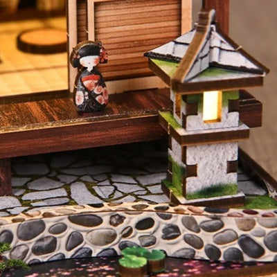 Nahaufnahme des Miniatur Haus Bausatz - Moss-Lantern Harmony Garden mit reichhaltigen Details
