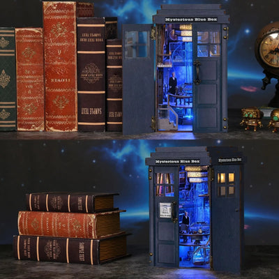 Book Nook - Mysterious Phone Booth dekorativ auf einem Schreibtisch platziert