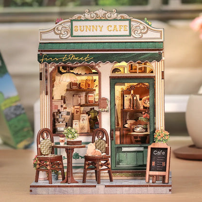 Miniatur Haus Bausatz - Sunny Cafe Gesamtansicht mit detaillierter Szenerie