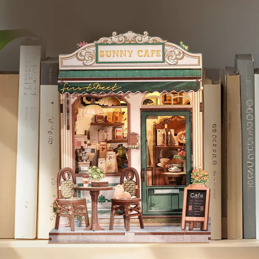 Miniatur Haus Bausatz - Sunny Cafe dekorativ auf einem Schreibtisch platziert