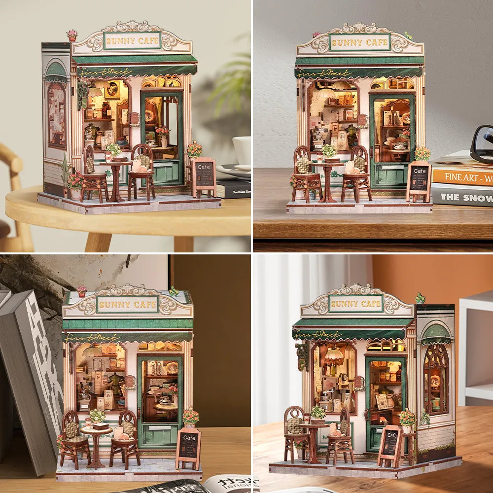 Miniatur Haus Bausatz - Sunny Cafe dekorativ auf einem Schreibtisch platziert