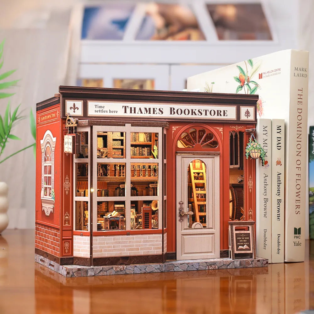 Miniatur Haus Bausatz - Thames Bookstore dekorativ auf einem Schreibtisch platziert