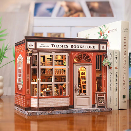 Miniatur Haus Bausatz - Thames Bookstore dekorativ auf einem Schreibtisch platziert
