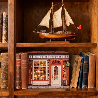 Miniatur Haus Bausatz - Thames Bookstore dekorativ auf einem Schreibtisch platziert