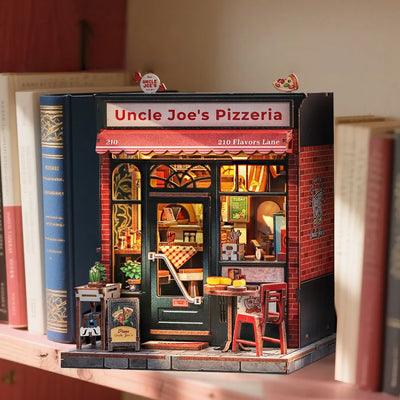 Miniatur Haus Bausatz - Uncle Joe's Pizzeria dekorativ auf einem Schreibtisch platziert