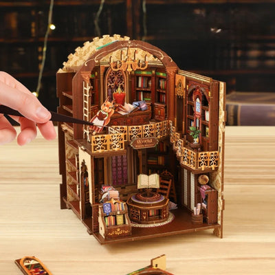 Detailansicht des Miniatur Haus Bausatz - Wanguo Bookstore mit präzise geschnittenen Holzteilen aus hochwertigem Material