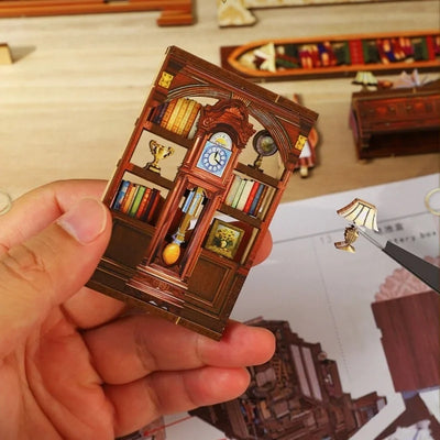 Detailansicht des Miniatur Haus Bausatz - Wanguo Bookstore mit präzise geschnittenen Holzteilen aus hochwertigem Material