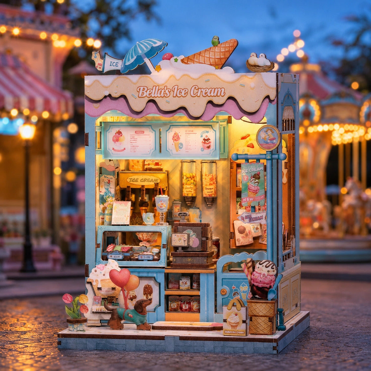 Bella's Ice Cream di sera con spazio vendita illuminato