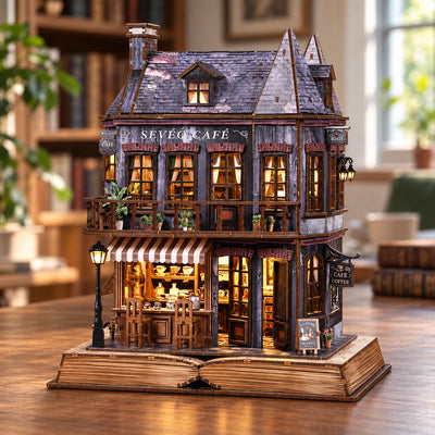 Schuin aanzicht van het miniatuurcafé met gestreepte luifel