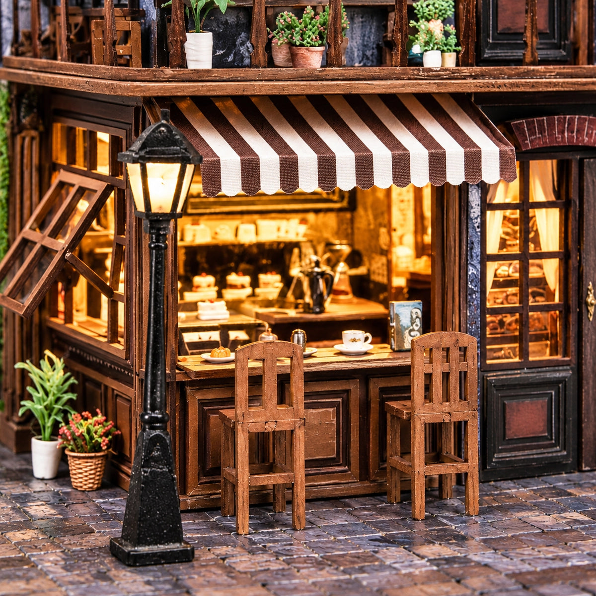 Twee stoelen voor de koffiebar onder een gestreepte luifel