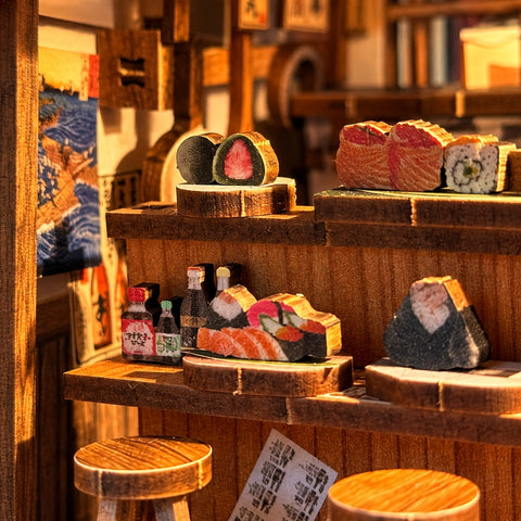Sushi-Miniaturen auf dicht gefüllten Ablagen.