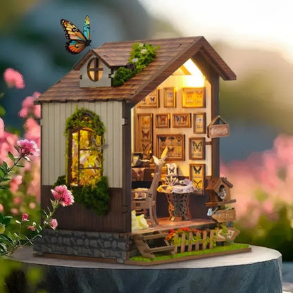 Seitliche Ansicht des Miniatur Haus - Butterfly House mit gut sichtbaren Elementen