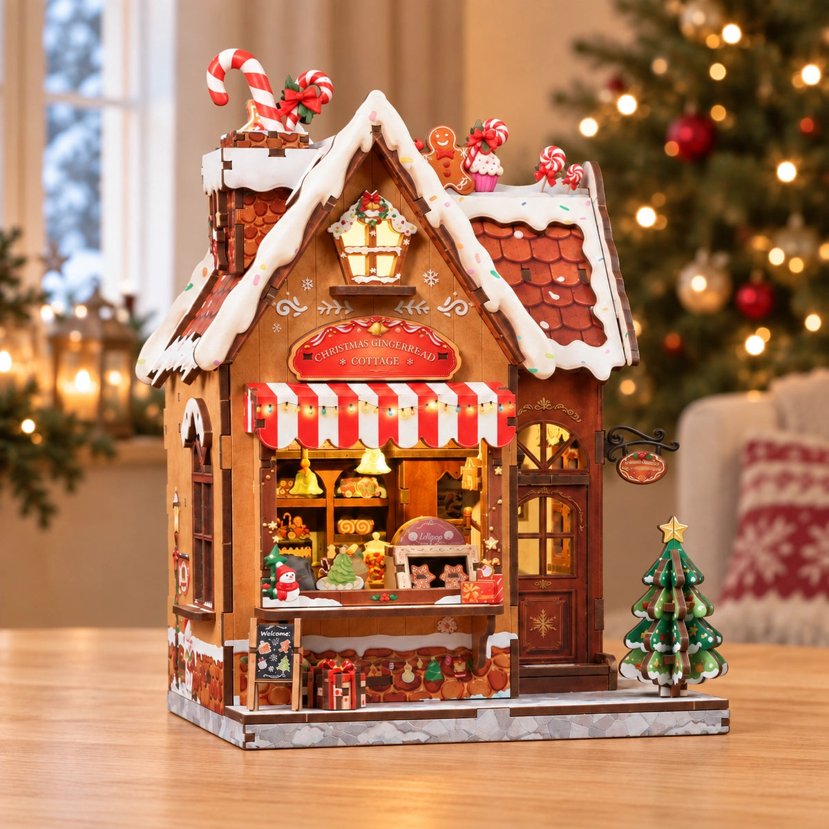 Christmas Gingerbread Cottage mit gestreifter Markise und beleuchteter Auslage