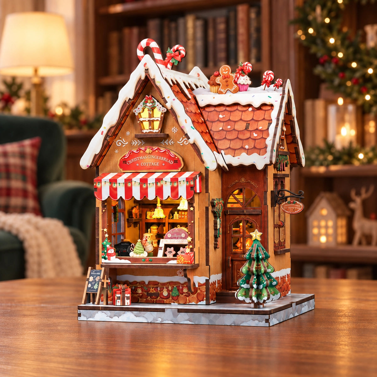 Christmas Gingerbread Cottage als Dekoration auf einem Tisch