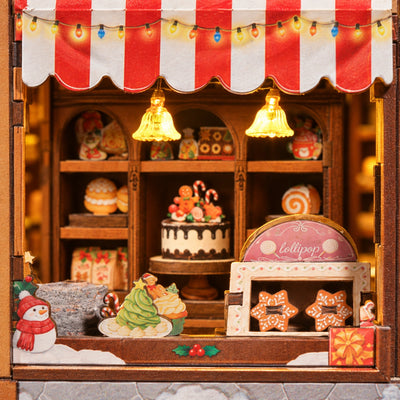 Torte und Gebäck in der beleuchteten Miniatur-Auslage