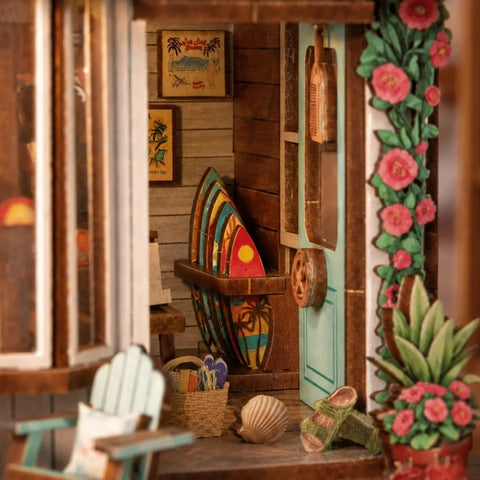 Türkisfarbener Eingang mit Blüten, Muschel und Surfboards