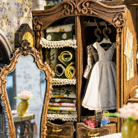 Stoffschrank mit Kleid und Spiegel im Dream Dress Studio