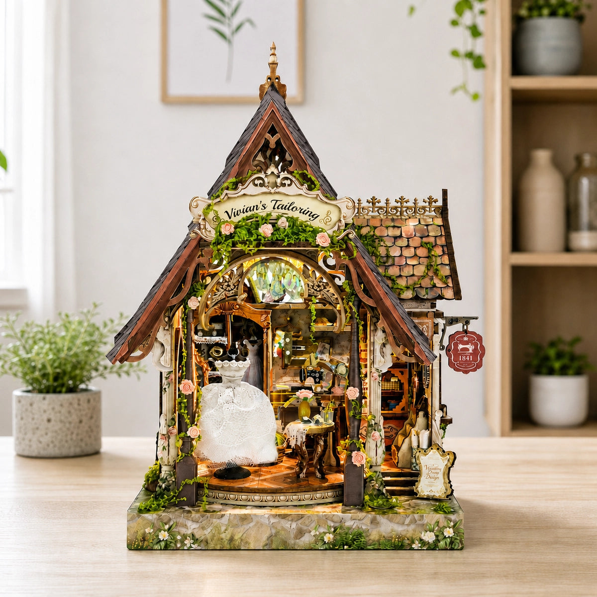 Romantisches Miniaturhaus als Schneideratelier mit Rosen und Spitze