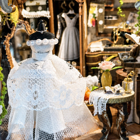 Weißes Spitzenkleid auf der Schneiderpuppe im Dream Dress Studio