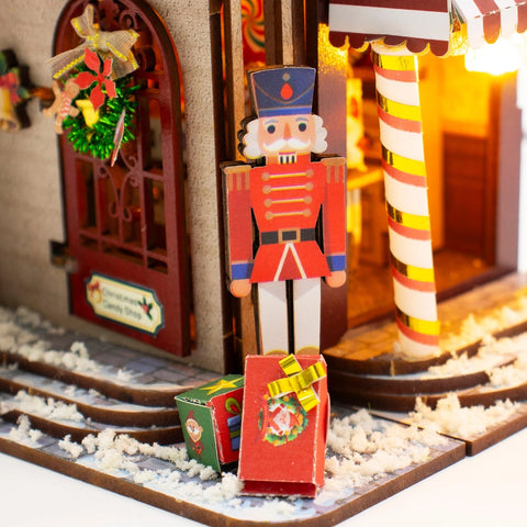Nussknacker und Geschenke am beleuchteten Eingang des Candy Shops