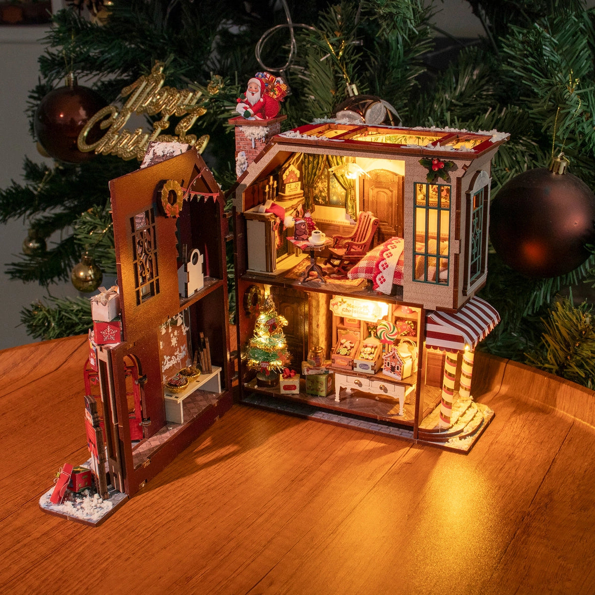 Enchanted Christmas Cottage aperta con Candy Shop e stanza con camino