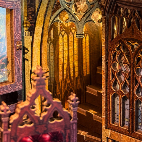 Detail der goldenen Fensterbögen und Innentreppe