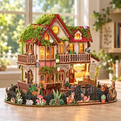 Forest Castle con tetti rossi ricoperti di verde e finestre illuminate