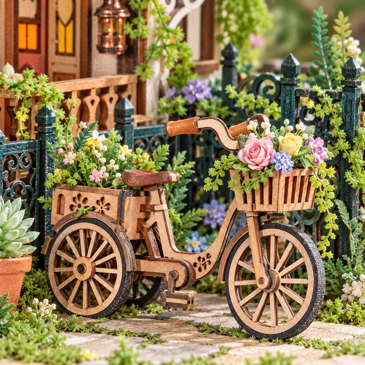 Bicicletta in miniatura con cestino fiorito alla recinzione