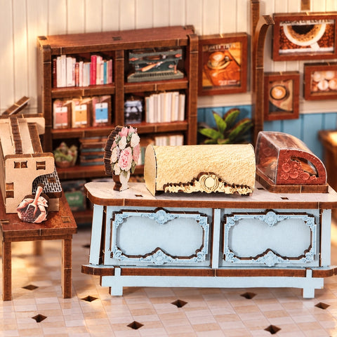 Detail der hellblauen Theke mit Regalen im Hintergrund