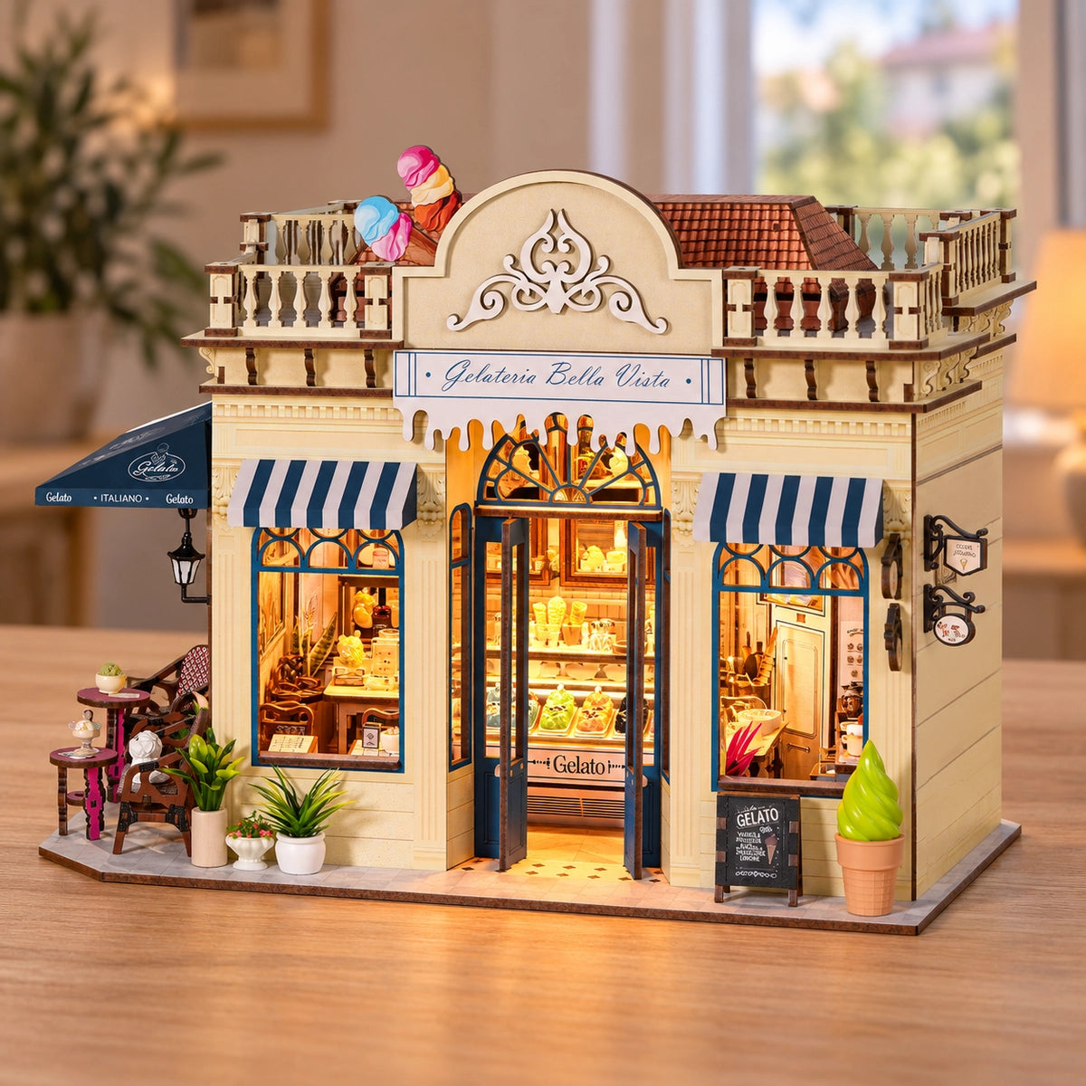 Miniatur-Eisdiele mit beleuchteten Fenstern schräg von vorn