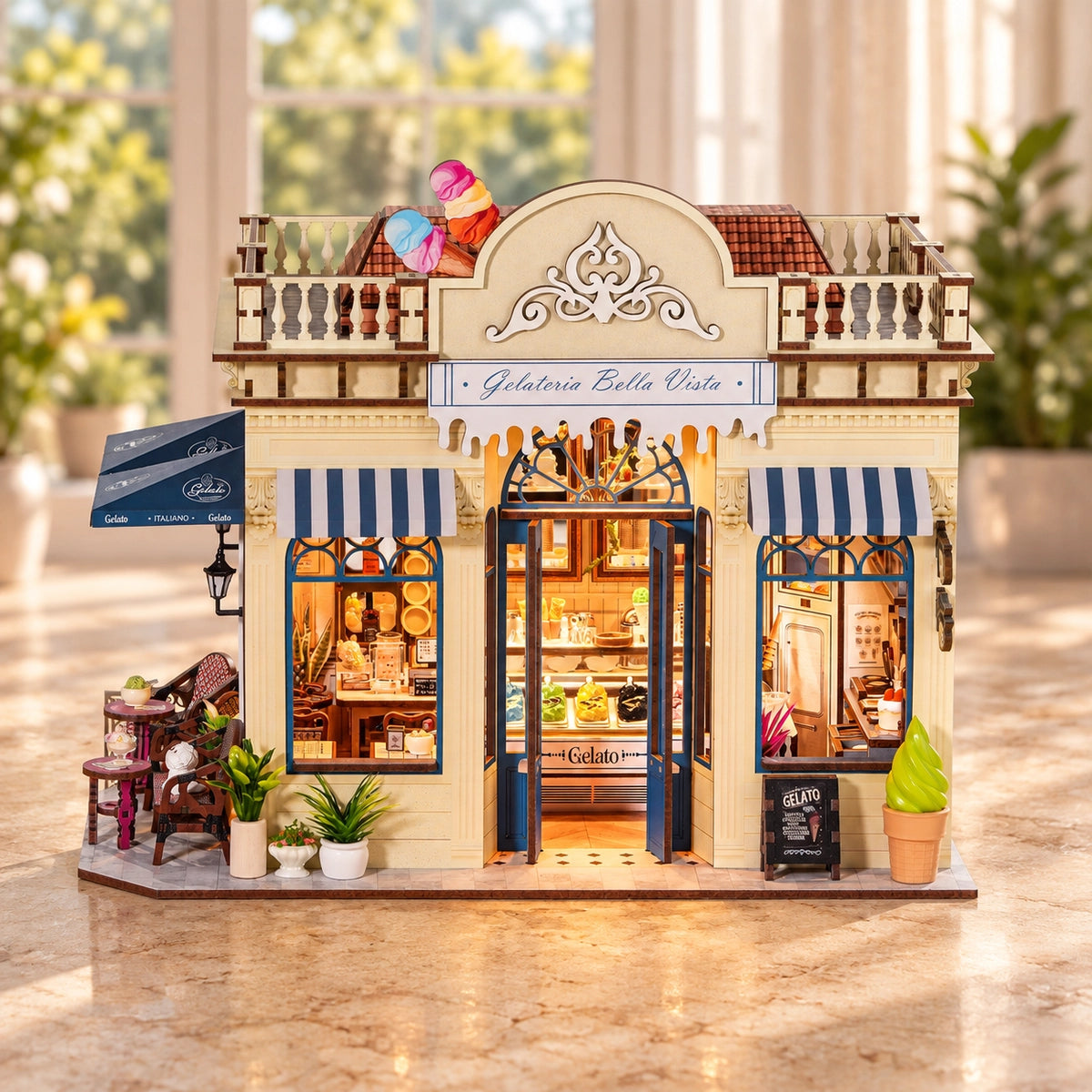 Gelateria Bella Vista mit heller Fassade und blauen Streifenmarkisen