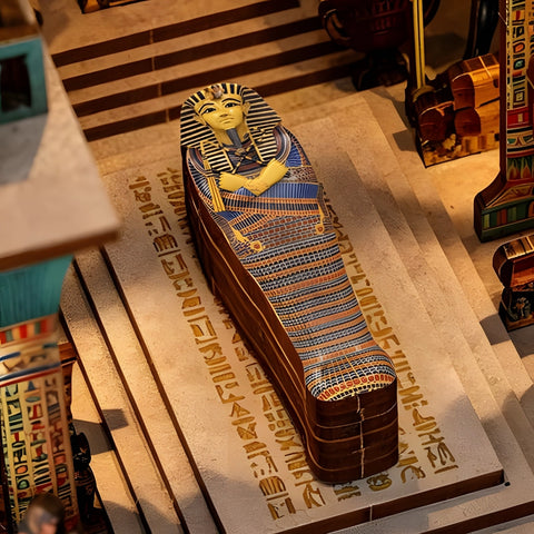 Blau-goldener Miniatur-Sarkophag auf einem Podest