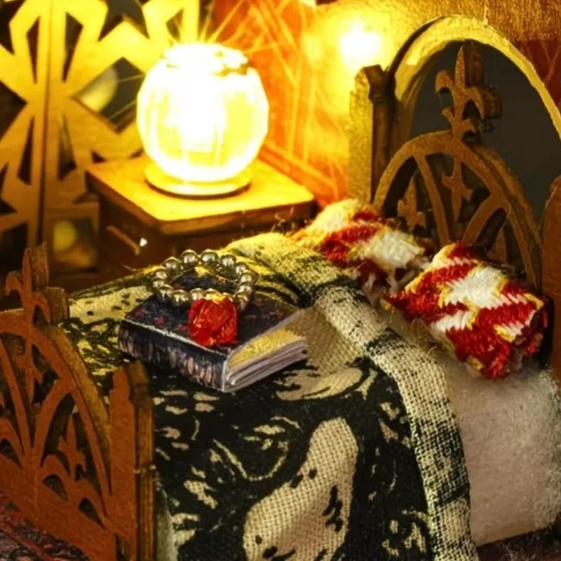 Piccola camera con letto, libro e luce accesa