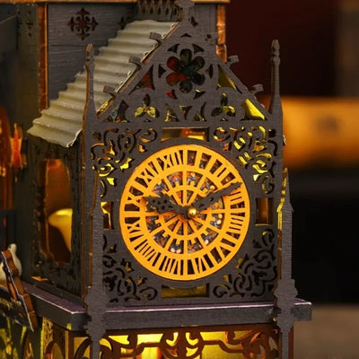 Grande orologio decorativo sulla facciata della torre