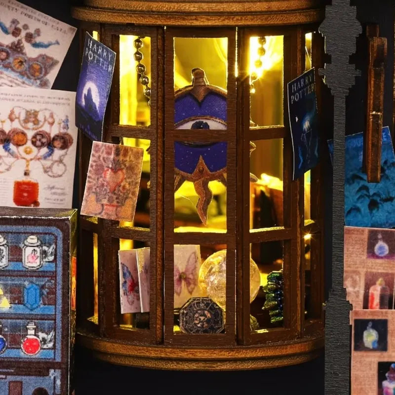 Vetrina curva con poster, flaconi e oggetti della bottega