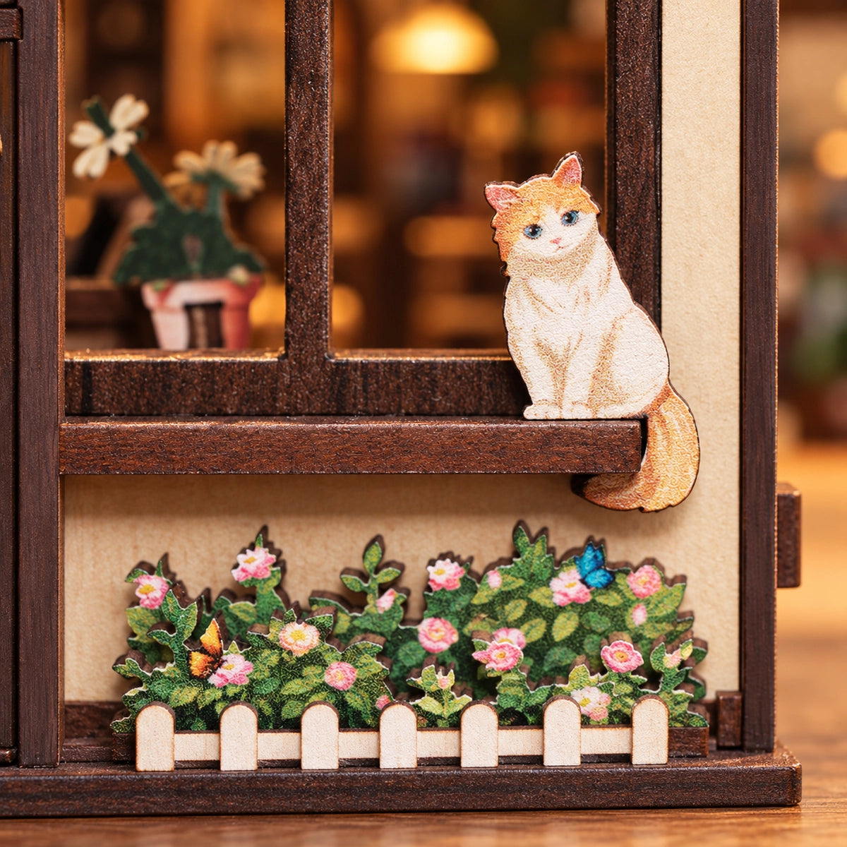 Chat à la fenêtre au-dessus des fleurs