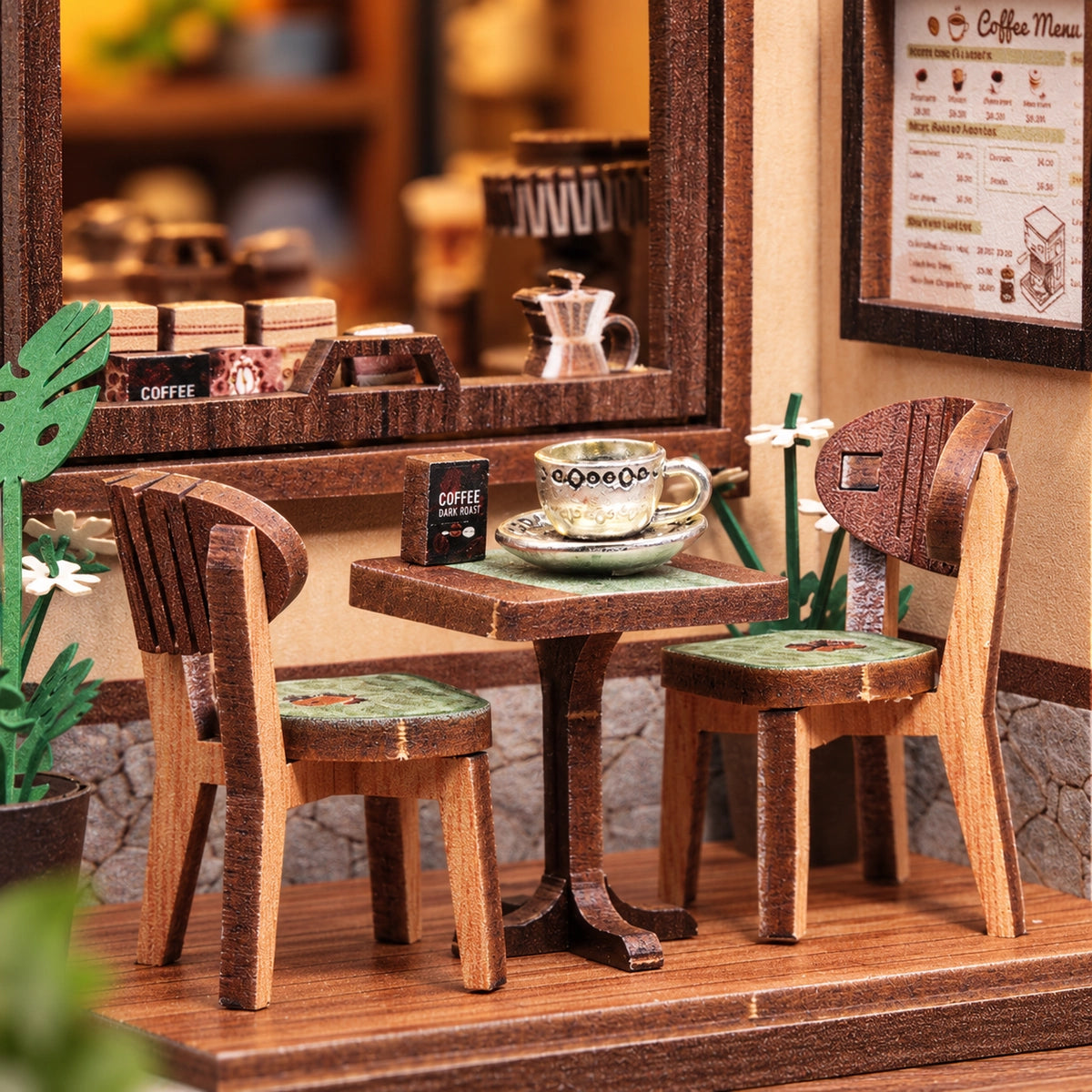 Table et chaises en bois avec une tasse de café