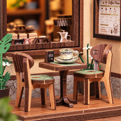 Table et chaises en bois avec une tasse de café