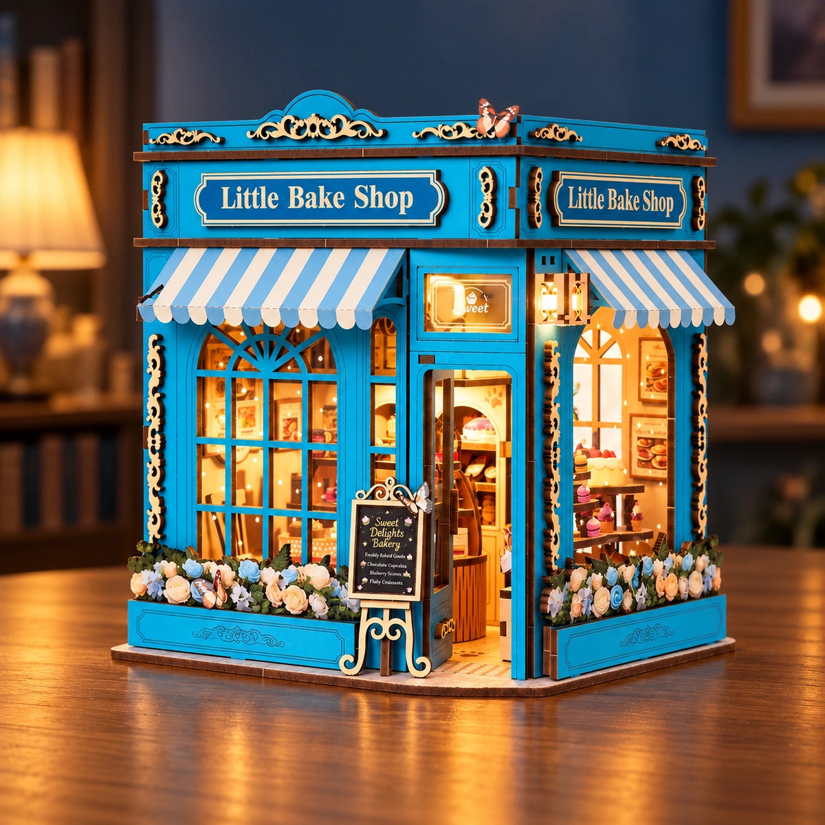 Beleuchtete Miniatur-Konditorei am Abend