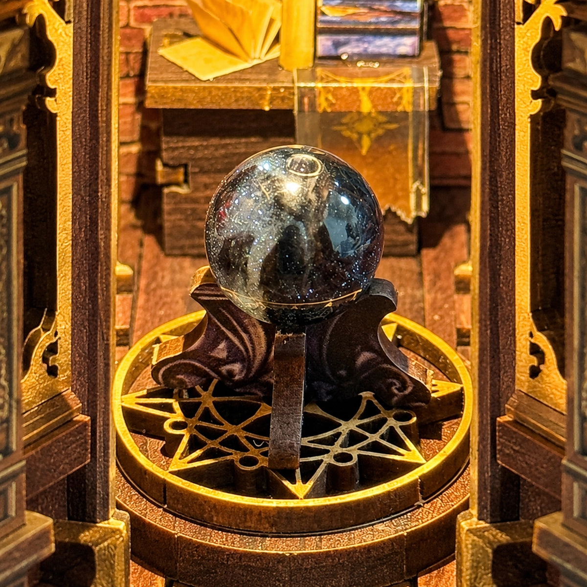 Sfera decorativa scura su base a stella